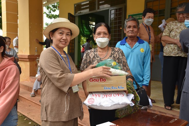 Examining health, giving medicines and gifts to the poor in Dong Tien commune, Binh Phuoc