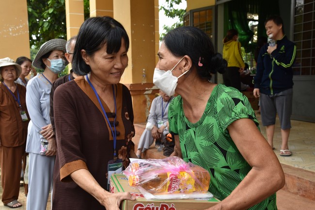 Examining health, giving medicines and gifts to the poor in Dong Tien commune, Binh Phuoc