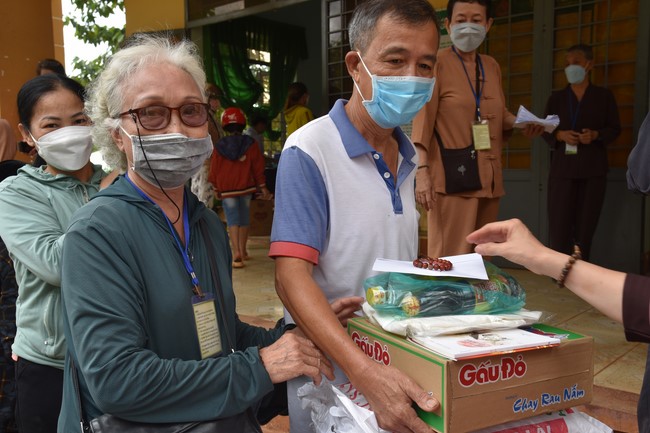 Examining health, giving medicines and gifts to the poor in Dong Tien commune, Binh Phuoc
