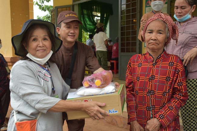 Examining health, giving medicines and gifts to the poor in Dong Tien commune, Binh Phuoc