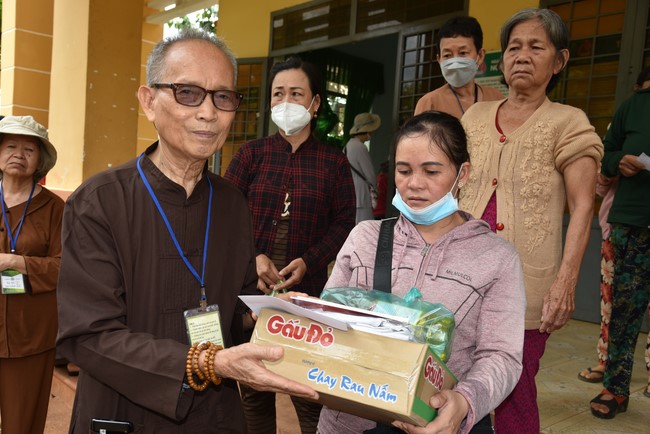 Examining health, giving medicines and gifts to the poor in Dong Tien commune, Binh Phuoc