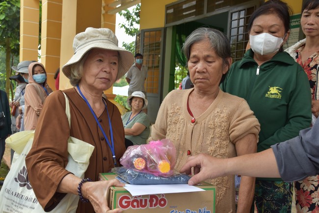 Examining health, giving medicines and gifts to the poor in Dong Tien commune, Binh Phuoc