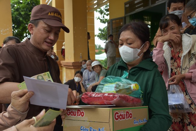 Examining health, giving medicines and gifts to the poor in Dong Tien commune, Binh Phuoc