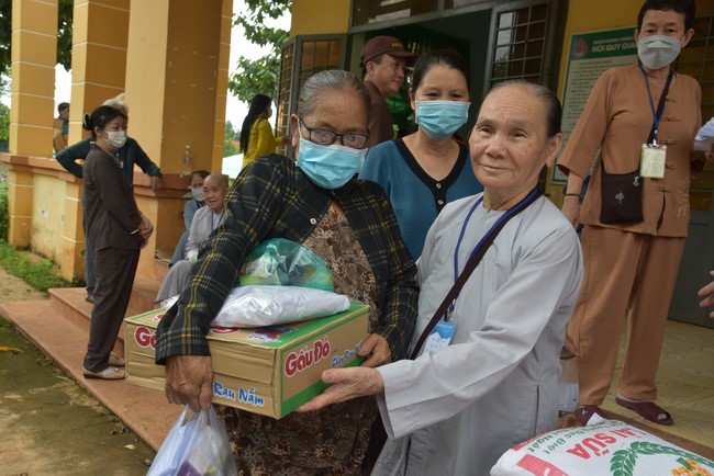 Examining health, giving medicines and gifts to the poor in Dong Tien commune, Binh Phuoc