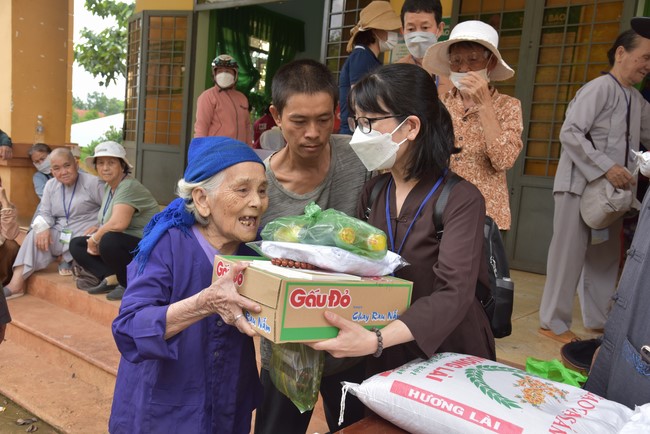 Examining health, giving medicines and gifts to the poor in Dong Tien commune, Binh Phuoc