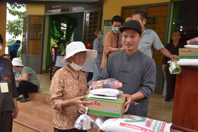Examining health, giving medicines and gifts to the poor in Dong Tien commune, Binh Phuoc