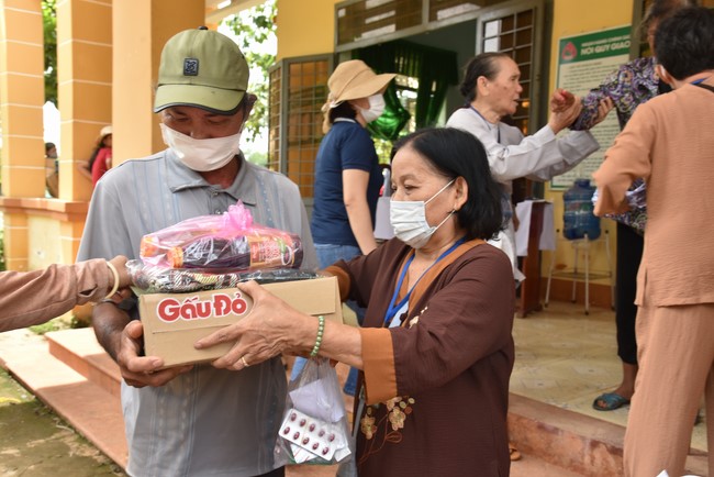 Examining health, giving medicines and gifts to the poor in Dong Tien commune, Binh Phuoc