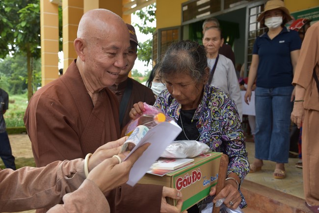 Examining health, giving medicines and gifts to the poor in Dong Tien commune, Binh Phuoc