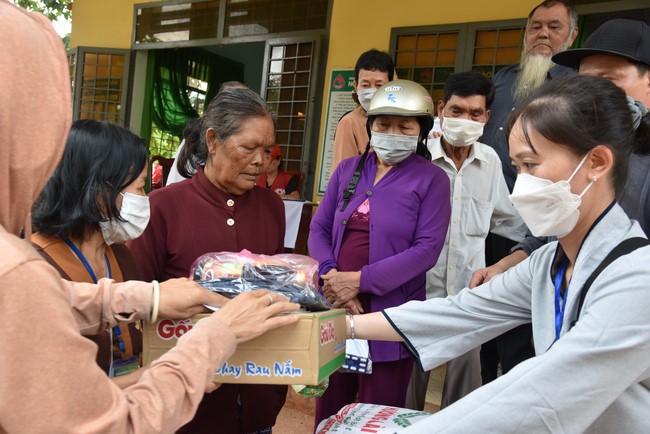 Examining health, giving medicines and gifts to the poor in Dong Tien commune, Binh Phuoc