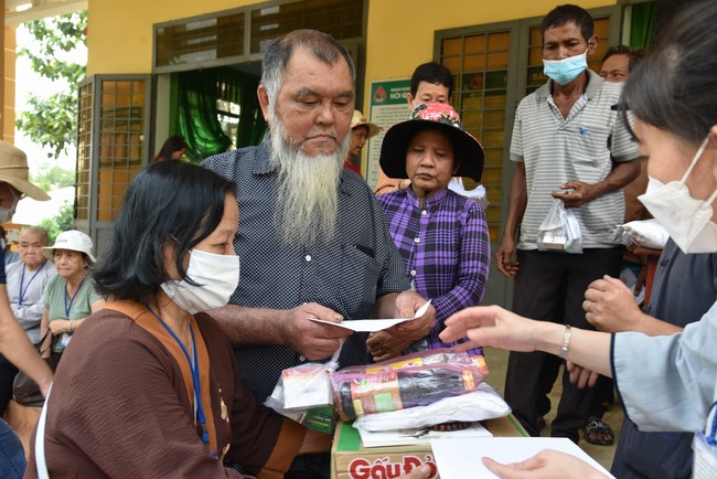 Examining health, giving medicines and gifts to the poor in Dong Tien commune, Binh Phuoc