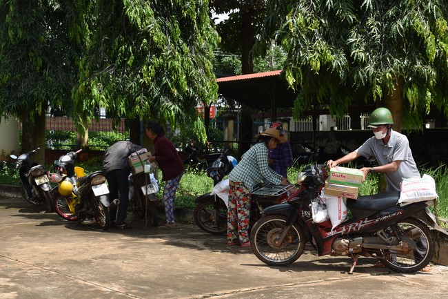 Examining health, giving medicines and gifts to the poor in Dong Tien commune, Binh Phuoc