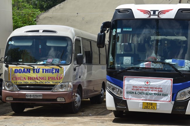 Examining health, giving medicines and gifts to the poor in Dong Tien commune, Binh Phuoc