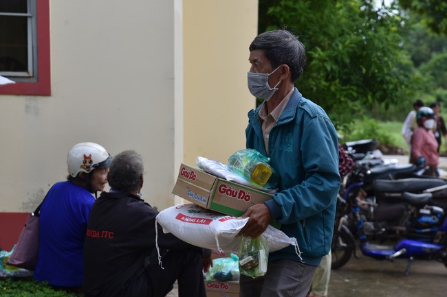 Examining health, giving medicines and gifts to the poor in Dong Tien commune, Binh Phuoc