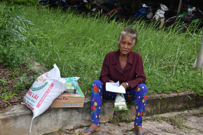 Examining health, giving medicines and gifts to the poor in Dong Tien commune, Binh Phuoc