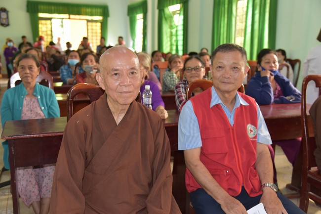 Examining health, giving medicines and gifts to the poor in Dong Tien commune, Binh Phuoc