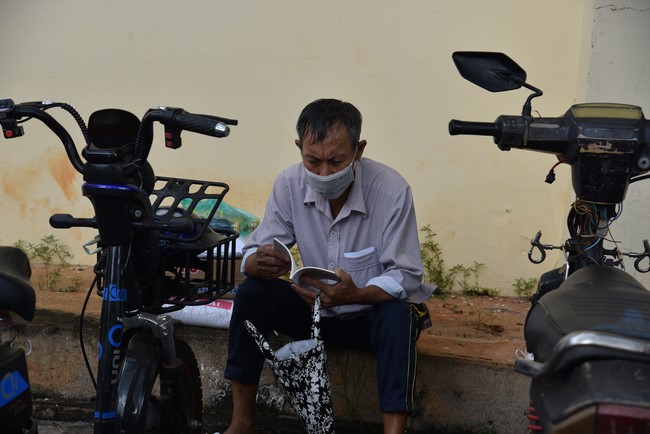 Examining health, giving medicines and gifts to the poor in Dong Tien commune, Binh Phuoc