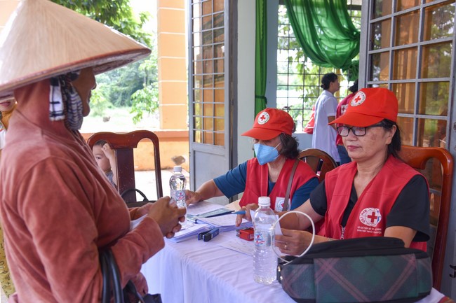 Examining health, giving medicines and gifts to the poor in Dong Tien commune, Binh Phuoc