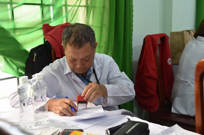 Examining health, giving medicines and gifts to the poor in Dong Tien commune, Binh Phuoc