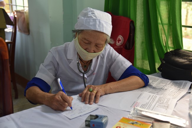 Examining health, giving medicines and gifts to the poor in Dong Tien commune, Binh Phuoc