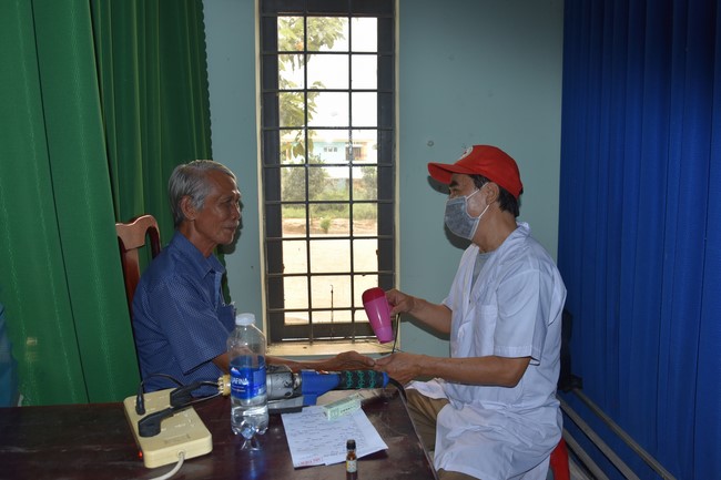 Examining health, giving medicines and gifts to the poor in Dong Tien commune, Binh Phuoc