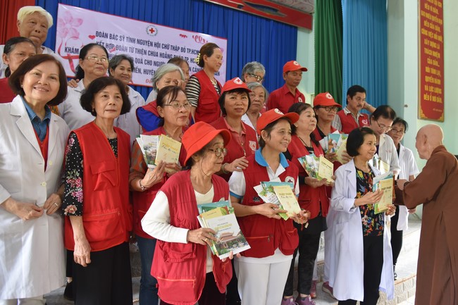 Examining health, giving medicines and gifts to the poor in Dong Tien commune, Binh Phuoc