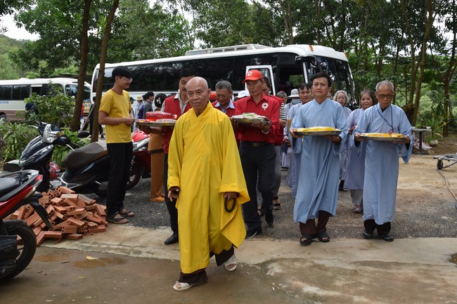 Examining health, giving medicines and gifts to the poor in Dong Tien commune, Binh Phuoc