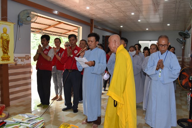 Examining health, giving medicines and gifts to the poor in Dong Tien commune, Binh Phuoc