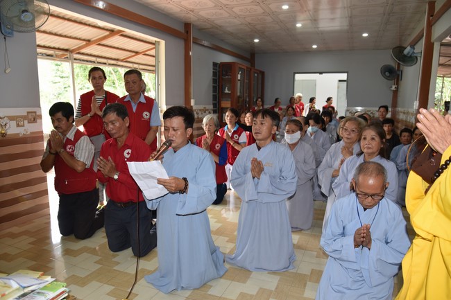 Examining health, giving medicines and gifts to the poor in Dong Tien commune, Binh Phuoc