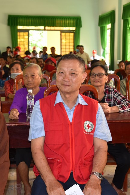 Examining health, giving medicines and gifts to the poor in Dong Tien commune, Binh Phuoc