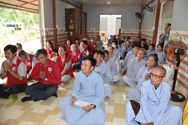 Examining health, giving medicines and gifts to the poor in Dong Tien commune, Binh Phuoc