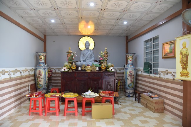 Examining health, giving medicines and gifts to the poor in Dong Tien commune, Binh Phuoc