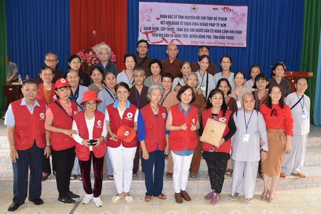 Examining health, giving medicines and gifts to the poor in Dong Tien commune, Binh Phuoc