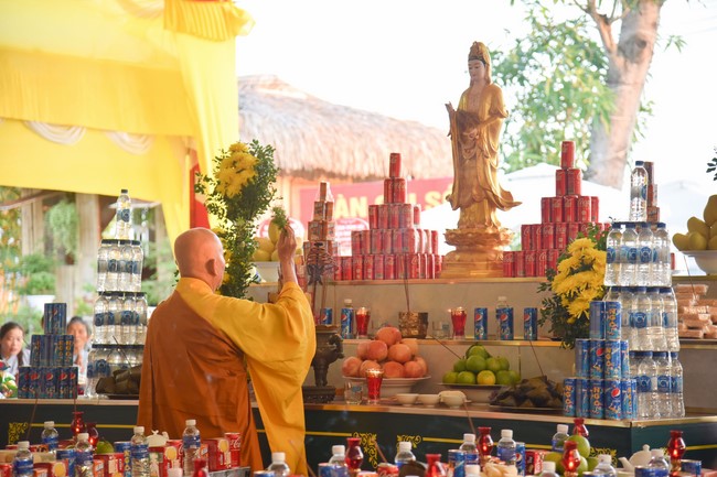 Ban Từ Thiện: Cúng dường các chi nhánh