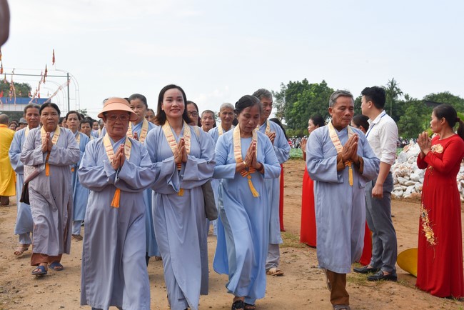 Ban Từ Thiện: Cúng dường các chi nhánh