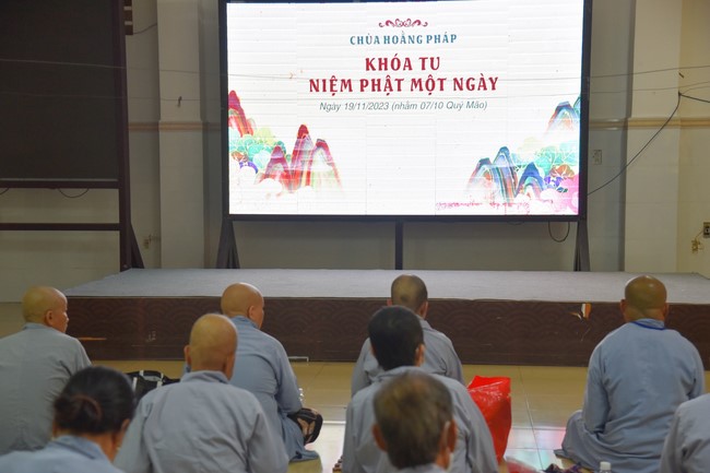 Hỗ trợ bệnh nhân ung bướu tham dự Khóa tu Niệm Phật một ngày