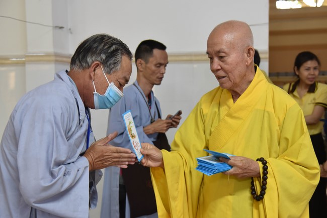 Hỗ trợ bệnh nhân ung bướu tham dự Khóa tu Niệm Phật một ngày