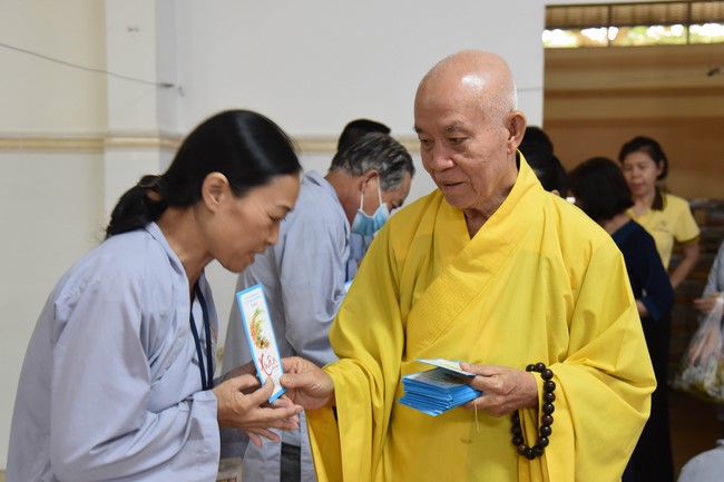 Hỗ trợ bệnh nhân ung bướu tham dự Khóa tu Niệm Phật một ngày