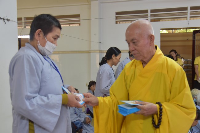 Hỗ trợ bệnh nhân ung bướu tham dự Khóa tu Niệm Phật một ngày