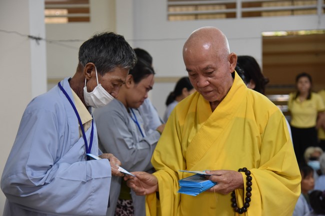 Hỗ trợ bệnh nhân ung bướu tham dự Khóa tu Niệm Phật một ngày