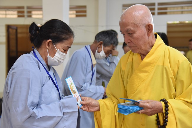 Hỗ trợ bệnh nhân ung bướu tham dự Khóa tu Niệm Phật một ngày