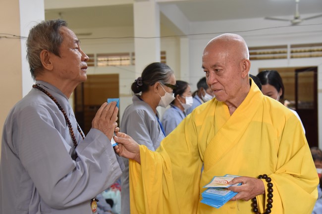 Hỗ trợ bệnh nhân ung bướu tham dự Khóa tu Niệm Phật một ngày