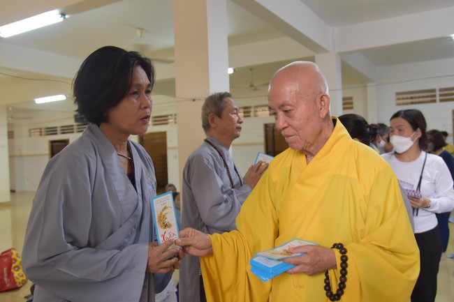 Hỗ trợ bệnh nhân ung bướu tham dự Khóa tu Niệm Phật một ngày