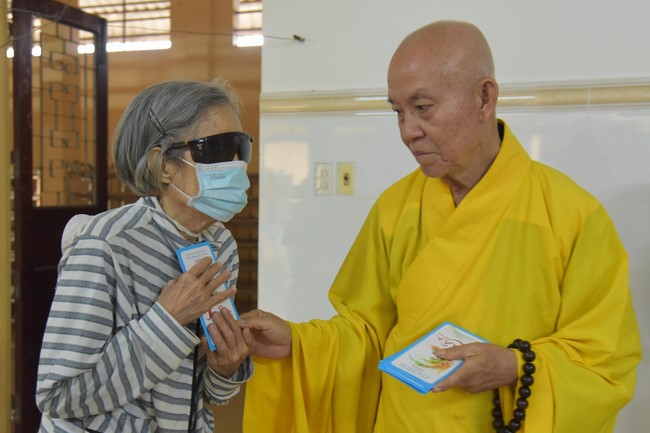 Hỗ trợ bệnh nhân ung bướu tham dự Khóa tu Niệm Phật một ngày