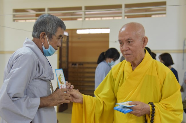 Hỗ trợ bệnh nhân ung bướu tham dự Khóa tu Niệm Phật một ngày