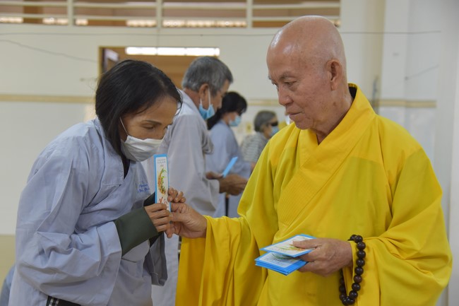 Hỗ trợ bệnh nhân ung bướu tham dự Khóa tu Niệm Phật một ngày