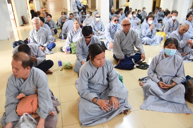 Hỗ trợ bệnh nhân ung bướu tham dự Khóa tu Niệm Phật một ngày