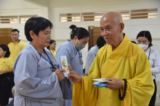 Hỗ trợ bệnh nhân ung bướu tham dự Khóa tu Niệm Phật một ngày