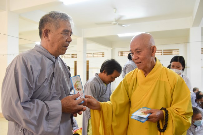 Hỗ trợ bệnh nhân ung bướu tham dự Khóa tu Niệm Phật một ngày