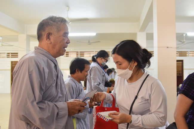 Hỗ trợ bệnh nhân ung bướu tham dự Khóa tu Niệm Phật một ngày