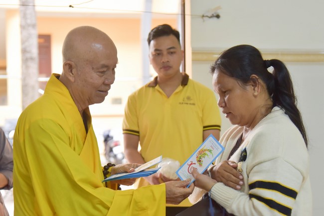 Hỗ trợ bệnh nhân ung bướu tham dự Khóa tu Niệm Phật một ngày